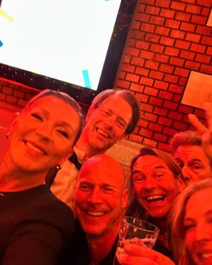 Saskia Noort Instagram - Het was weer een heerlijk Boekenbal, waar ik wederom niemand sprak, wel iedereen zag in het voorbijgaan, waar we traditiegetrouw dansten op platen met baarden en eindigden met een gevecht om de broodjes kroket. Aan de foto’s te zien kon ik geen genoeg van mezelf en mijn beeldige make up krijgen. Dank @stichtingcpnb! Maar ook dank aan @bartbrom haar & make up, sieraden @frankyamsterdam, en de waanzinnige jurk van @driesvannoten.