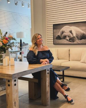 Saskia Thuot Instagram - Merci @gagnonfreres pour l’ouverture de ce 7e magasin. J’adore nos fous rire. Très fière d’être votre ambassadrice. Le petit nouveau est juste parfait. Je voulais tout acheter! Bravo merveilleuse équipe! ☺️❤️
Merci à ma douce @espacebbta qui m’a accompagnée pour cette belle célébration. 

#gagnonfreres #levis @villedelevis @gagnonfreres @villedelevis @jpcantinphoto