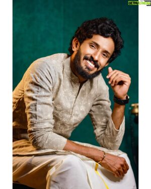 Sassi Selvaraj Instagram - Smile😄 

PC : @trifocus_photography_cbe 
Costumes : @cozy_weaves 
Makeup : @lets_blush

#festival #traditional #photography #family #photoshoot #actor