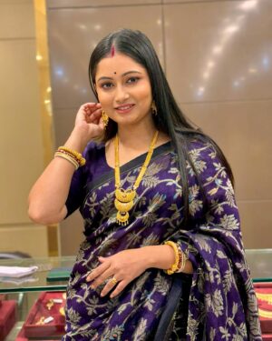 Satirtha Debnath Instagram - Saree main nari ❤️❤️

#sareelove #lovelife #photooftheday #instadaily #swarnakamaljewellers