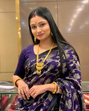 Satirtha Debnath Instagram - Saree main nari ❤️❤️

#sareelove #lovelife #photooftheday #instadaily #swarnakamaljewellers