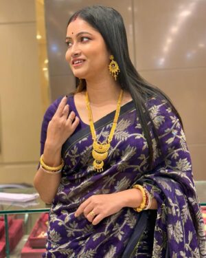 Satirtha Debnath Instagram - Saree main nari ❤️❤️

#sareelove #lovelife #photooftheday #instadaily #swarnakamaljewellers