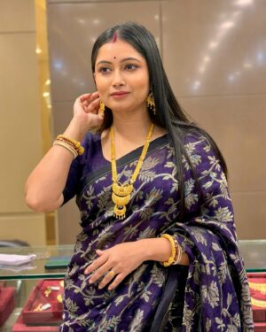 Satirtha Debnath Instagram - Saree main nari ❤️❤️

#sareelove #lovelife #photooftheday #instadaily #swarnakamaljewellers