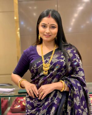 Satirtha Debnath Instagram - Saree main nari ❤️❤️

#sareelove #lovelife #photooftheday #instadaily #swarnakamaljewellers