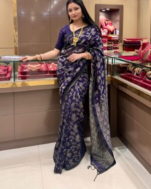 Satirtha Debnath Instagram - Saree main nari ❤️❤️

#sareelove #lovelife #photooftheday #instadaily #swarnakamaljewellers