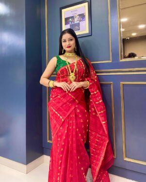 Satirtha Debnath Instagram - ❤️❤️red love ❤️❤️

#sareelove #instaphoto #instagood #photooftheday #trending #merrychristmas #2023 #swarnakamalam