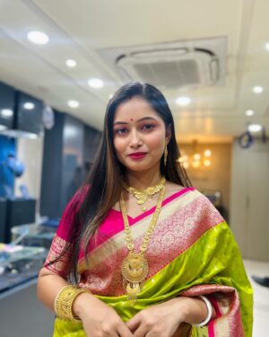 Satirtha Debnath Instagram - Dekh lijiye❤️ 

Saree - @gourisankar.bastralaya 
Jewellery- @swarnakamaljewellers 

#sareelove #sareefashion #goldjewellery #bengaligirl #tripura #agartalacity #northeastindia #instagood #instadaily #photooftheday
