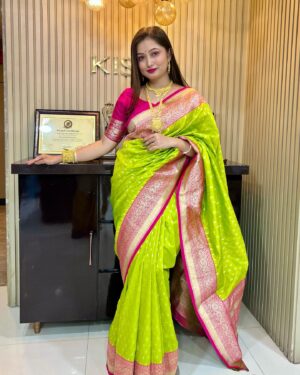 Satirtha Debnath Instagram - Dekh lijiye❤️ 

Saree - @gourisankar.bastralaya 
Jewellery- @swarnakamaljewellers 

#sareelove #sareefashion #goldjewellery #bengaligirl #tripura #agartalacity #northeastindia #instagood #instadaily #photooftheday