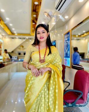 Satirtha Debnath Instagram - Isharo isharon main dil lene wale ❤️❤️

#sareelove #instadaily #instalike #trending