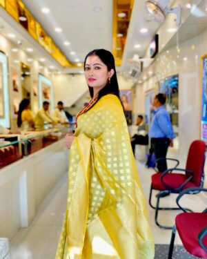 Satirtha Debnath Instagram - Isharo isharon main dil lene wale ❤️❤️

#sareelove #instadaily #instalike #trending