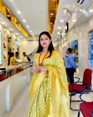 Satirtha Debnath Instagram - Isharo isharon main dil lene wale ❤️❤️

#sareelove #instadaily #instalike #trending