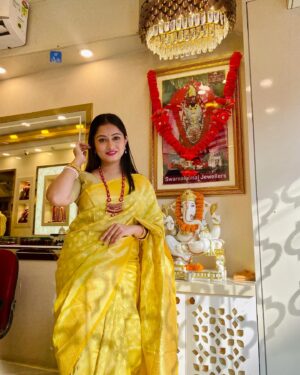 Satirtha Debnath Instagram - Isharo isharon main dil lene wale ❤️❤️

#sareelove #instadaily #instalike #trending
