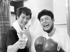 Satoshi Tsumabuki Instagram - 観戦以来のボクシング練習は、窪田くんと

今日もいい汗かきました🥊

#窪田正孝
#窪田くんのジャブ早い
#最近ボクシングの投稿しかしてないな