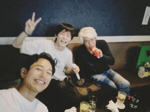 Satoshi Tsumabuki Instagram - #誕生日

だいぶ遅れてしまったが、事務所の後輩、日向亘の20歳の誕生日のお祝いを浩市さんと

亘と初めて会った時はまだ中学生だったかな

あっという間に身長も抜かされてしまった

そんな亘とお酒が飲める日が来るなんて…
感慨深いなぁ

まだまだ始まったばかりの俳優人生をとことん楽しんでな

浩市さん、ありがとうございました！

#日向亘
#佐藤浩市
#20歳
#誕生日おめでとう