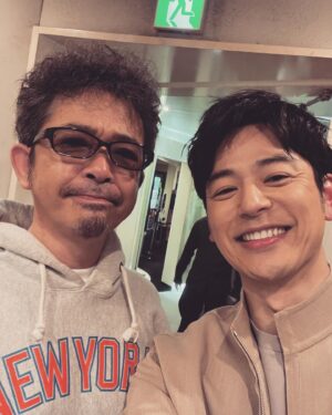 Satoshi Tsumabuki Instagram - 先日、久しぶりにお会いしました

私の永遠の憧れ、奥田民生様

私は本当に、奥田民生になりたいボーイなんです

もっといっぱい話したかったなぁ

#奥田民生
#何の仕事かは乞うご期待！
#奥田民生になりたいボーイと出会う男すべて狂わせるガール　は関係ありません！