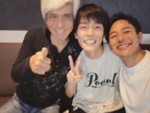Satoshi Tsumabuki Instagram - #誕生日

だいぶ遅れてしまったが、事務所の後輩、日向亘の20歳の誕生日のお祝いを浩市さんと

亘と初めて会った時はまだ中学生だったかな

あっという間に身長も抜かされてしまった

そんな亘とお酒が飲める日が来るなんて…
感慨深いなぁ

まだまだ始まったばかりの俳優人生をとことん楽しんでな

浩市さん、ありがとうございました！

#日向亘
#佐藤浩市
#20歳
#誕生日おめでとう