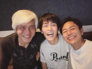 Satoshi Tsumabuki Instagram - #誕生日

だいぶ遅れてしまったが、事務所の後輩、日向亘の20歳の誕生日のお祝いを浩市さんと

亘と初めて会った時はまだ中学生だったかな

あっという間に身長も抜かされてしまった

そんな亘とお酒が飲める日が来るなんて…
感慨深いなぁ

まだまだ始まったばかりの俳優人生をとことん楽しんでな

浩市さん、ありがとうございました！

#日向亘
#佐藤浩市
#20歳
#誕生日おめでとう
