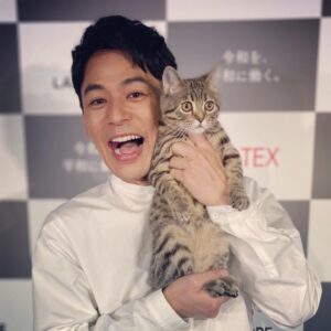 Satoshi Tsumabuki Instagram - CMで共演した、カツオくんと
めちゃくちゃ可愛い
連れて帰りたい！

ネットセキュリティー会社「MOTEX」
新CM発表会

#motex 
#lanscope
#セキュリティ 
#猫 
#猫パンチ 
#メロメロ
#放送は明日から