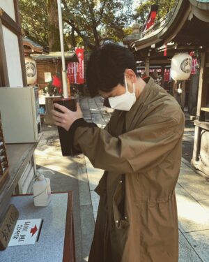 Satoshi Tsumabuki Instagram - 少し遅くれてしまいましたが、毎年恒例の小竹さんとの初詣⛩

今年は小吉

小吉ってなんとなく、よし！頑張るぞ！って気にさせてもらえて好きです

今年も良い年となりますように！

#小竹正人
#豊川稲荷
#初詣
#後厄