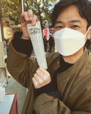 Satoshi Tsumabuki Instagram - 少し遅くれてしまいましたが、毎年恒例の小竹さんとの初詣⛩

今年は小吉

小吉ってなんとなく、よし！頑張るぞ！って気にさせてもらえて好きです

今年も良い年となりますように！

#小竹正人
#豊川稲荷
#初詣
#後厄