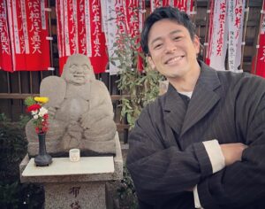 Satoshi Tsumabuki Instagram - #初詣

毎年恒例、作詞家小竹さんと初詣⛩️

おみくじ、今年は吉でした

初詣って７日までに行くものなんだね

知らなかった😳

今年もよろしくお願いします！

#豊川稲荷
#小竹正人

Our annual “First shrine visit of the New Year” with lyricist Odake-san.

I picked a fortune telling message, which read “Kichi” (good luck)

I didn't know that I had to visit New Year's visit by the 7th.

Wishing you all the best in the new year!

#hatsumode
#toyokawainari
#masatoodake