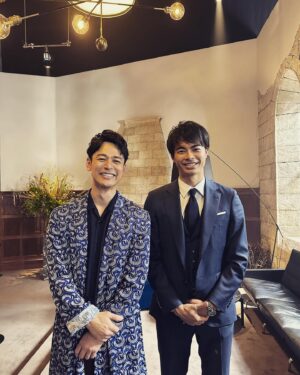 Satoshi Tsumabuki Instagram - 黒ラベル新CM

三笘さんのプレーが大好きだった私は密かに感動しておりました

無邪気な性格の中に、燃えたぎる情熱を感じました

どこまでも駆け抜けてほしい

#三笘薫 
#大人エレベーター
#サッポロ 
#黒ラベル
#風のように駆け抜ける男

https://www.sapporobeer.jp/beer/