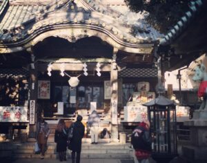 Satoshi Tsumabuki Instagram - #初詣

毎年恒例、作詞家小竹さんと初詣⛩️

おみくじ、今年は吉でした

初詣って７日までに行くものなんだね

知らなかった😳

今年もよろしくお願いします！

#豊川稲荷
#小竹正人

Our annual “First shrine visit of the New Year” with lyricist Odake-san.

I picked a fortune telling message, which read “Kichi” (good luck)

I didn't know that I had to visit New Year's visit by the 7th.

Wishing you all the best in the new year!

#hatsumode
#toyokawainari
#masatoodake