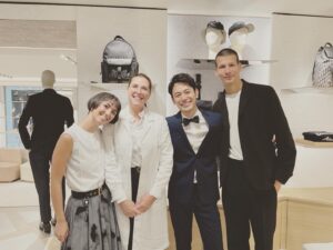 Satoshi Tsumabuki Instagram - ヴェネツィア国際映画祭、無事に参加することができました

衣装間に合った！

ロストバゲージしたおかげで、ヴェネツィアの方々の優しさに触れることができました

DIORの皆さん、特にサムとアンナには心から感謝！

ヴェネツィア映画祭に来たことを素晴らしい思い出にして欲しいと、衣装一式、プレゼントしてくださった

なんて心優しいんだ😭

素晴らしい出会いに感謝！

#ある男
#ヴェネツィア国際映画祭 
#dior 
#ロストバゲージでもたまにはいいことある
#venicefilmfestival 
#thankssum&anna
#iwillneverforgetyou