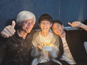 Satoshi Tsumabuki Instagram - #誕生日

だいぶ遅れてしまったが、事務所の後輩、日向亘の20歳の誕生日のお祝いを浩市さんと

亘と初めて会った時はまだ中学生だったかな

あっという間に身長も抜かされてしまった

そんな亘とお酒が飲める日が来るなんて…
感慨深いなぁ

まだまだ始まったばかりの俳優人生をとことん楽しんでな

浩市さん、ありがとうございました！

#日向亘
#佐藤浩市
#20歳
#誕生日おめでとう