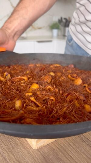 Saúl Craviotto Instagram - FIDEUÁ para el día de la madre 🥰
En unos 20 minutos puedes tener una fideuá buenísima😋😋😋 

INGREDIENTES (4 personas):

350 gr. de fideos finos (cabello de ángel) 🍝
500 gr. de chipirones🦑
2 cucharadas colmadas de tomate concentrado🥫
1 cucharada de pimentón⚡️
1 chorrito de vino blanco🥃
1 litro de caldo de pescado y marisco🍵
Sal🧂
Ingredientes alioli:
1 huevo🥚
1 diente de ajo 🧄
1 pizca de sal🧂
200 ml. de aceite de oliva suave💛

#recetasfaciles #receta #fideua #diadelamadre