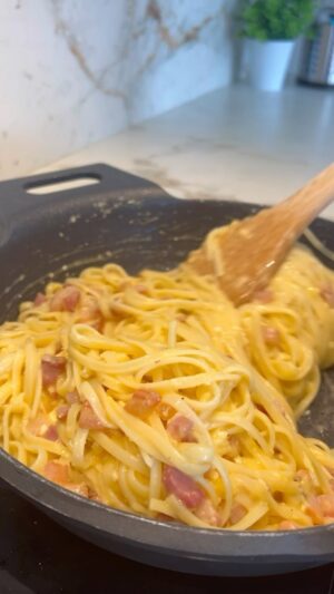 Saúl Craviotto Instagram - Hoy toca pasta🇮🇹 Carbonara, sencilla y deliciosa 🤌😋

Ingredientes (4 personas):

500 gr. de Espaguetis 🍝
200 gr. de Panceta 🥓
100 gr. Parmesano 🧀 
4 Huevos 🥚 
Sal 🧂
Pimienta 🧂

#receta #pasta #carbonara #recetasfaciles #italia