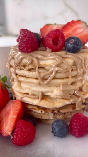 Saúl Craviotto Instagram - ¿Que os parece mi merienda? 😋😋😋🥞 
TORTITAS RELLENAS DE CREMA DE ANACARDOS.

Ingredientes:
2 huevos 🥚🥚
250 ml. de leche 🥛 
150 gr. de harina 
1/2 sobre de levadura en polvo ⚪️
Crema se Anacardos @hsnstore_es 🥣
Frutos rojos 🍓

#receta #recetafacil #tortitas #merienda #desayuno