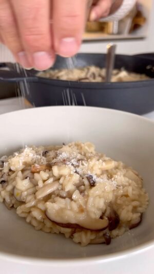 Saúl Craviotto Instagram - Risotto de setas, sencillo y para rebañar el plato 😋🍄

Ingredientes:
1/2 cebolla 🧅 
Mix de setas 🍄 
Chorrito de vino blanco🍾 
300g arroz 🍚 
1 litro caldo de verdura 🥒 
30g mantequilla 🧈 
50g parmesano 🧀 
Aceite de oliva 🫒 
Sal 🧂 
Pimienta 

#receta #risotto #recetafacil #recetasencilla