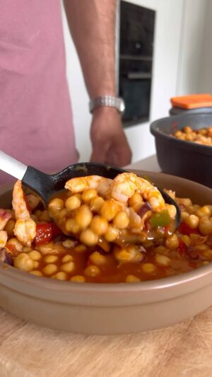 Saúl Craviotto Instagram - Comida de Domingo: Garbanzos con Pulpo y Langostinos 🥘🦑🦐

¡Deléitate en 4 pasos sencillos con esta deliciosa combinación de sabores marinos y garbanzos! 

Ingredientes:
1/2 cebolla 🧅 
1/4 de pimiento rojo 🌶️ 
1/2 pimiento verde 🫑 
1 cucharada de pimentón 💥
1 chorrito de vino blanco🍾
2 cucharadas de tomate concentrado 🥫
2 botes de garbanzos grandes🫙
300 ml. de caldo de pescado y marisco🐟
3 patas de pulpo🐙
12 langostinos 🦐

#recetafacil #recetasencilla #receta #domingo #comida