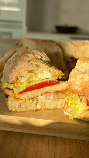 Saúl Craviotto Instagram - 💡Idea de cena💡espero que os guste! Sencilla y deliciosa 😋😋😋

Ingredientes:
Pan bueno🥖 
Lactonesa (aceite/leche/sal) ⚪️
Lomo 🐖
Queso (a gusto del consumidor)🧀 
Lechuga 🥬 
Pimiento piquillo 🌶️

#recetafacil #recetasfaciles #receta #comida