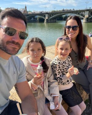 Saúl Craviotto Instagram - Domingo inmejorable con mis chicas ☀️😎🥰