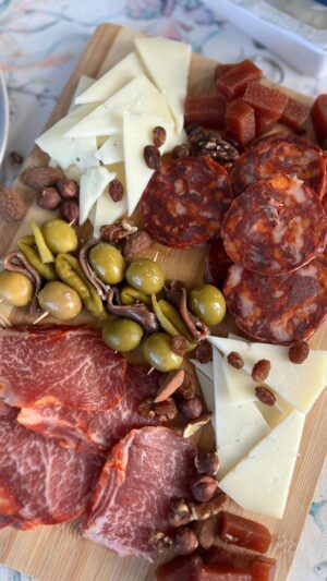 Saúl Craviotto Instagram - TABLA DE EMBUTIDOS •
¿Quién se apunta a un aperitivo como este? 😋😋😋

INGREDIENTES:
Lomo y chorizo Iberico de Salamanca
Queso Payoyo (regalazo de @alvarohidalgo.physio) 
Dulce de membrillo
Gildas caseras
Frutos secos
Uvas pasas
Pan de pueblo