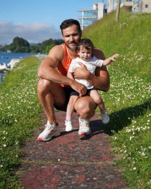 Saúl Craviotto Instagram - Alguien ha venido a visitarme esta tarde al entrenamiento 👶🏻💕