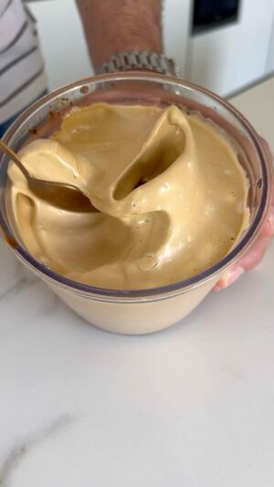 Saúl Craviotto Instagram - 🍦Cremoso de café🍦Si te apetece un café diferente, refrescante y menos de 5 minutos... ¡pruébalo! 😋☕️❄️

Ingredientes:
90 gr. Hielo 🧊 
8 gr. Café soluble ☕️ 
40 gr. Azúcar ⚪️
40 ml. Agua 💦 
Cacao en polvo (para decorar) 🍫 

#cafe #receta #recetafacil