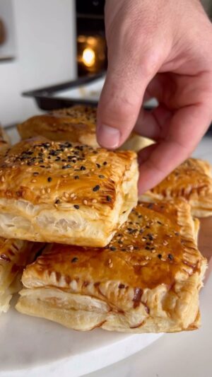 Saúl Craviotto Instagram - HOJALDRES RELLENOS • Una merienda o cena de lo mejor 👌🏼👌🏼👌🏼
Y con la pechuguita de pollo de La Carloteña que es 99% de carne, sin gluten, sin lactosa y con un sabor increíble 

Ingredientes:
Pechuguita de pollo de @lacarlotena 🍗
Ricotta 🤍 
Hojaldre 💛
Miel 🍯
Huevo 🥚