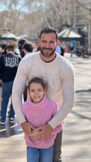 Saúl Craviotto Instagram - Día de conferencia en Barcelona, esta vez con una acompañante de lujo 💕 
Cansado de pasar tiempo lejos de casa, he decidido llevarme un pedacito de ella conmigo.
Y antes de comenzar la conferencia, había que aprovechar para enseñarle Barcelona a Valentina 🌇