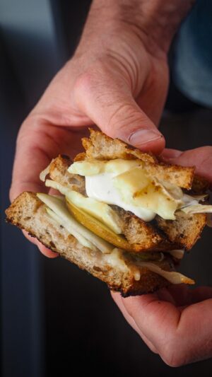 Saúl Craviotto Instagram - El bocadillo perfecto para los amantes del queso 🧀 

Ingredientes:
Pan de hogaza 🥖
Mermelada de higos 💜
Queso trufado 🧀
Pera 🍐
Queso camembert 🧀
Mantequilla 🧈

#bocadillo #queso #pera #camembert #recetas