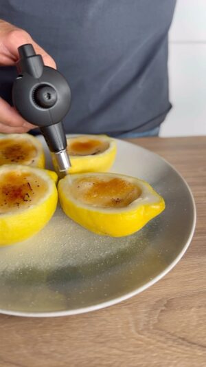 Saúl Craviotto Instagram - 🍋CREMA DE LIMÓN🍋• Si te gustan los sabores cítricos y frescos, sin duda este es tu postre... encima, sencillo y rápido de hacer 👨🏻‍🍳

INGREDIENTES:
🍋4 limones grandes
🍬80 gr. de azúcar
🥛500 ml. de leche
🏳️60 gr. de maizena
🐣4 yemas

#postre #cremadelimon #recetafacil #recetasencilla #limon