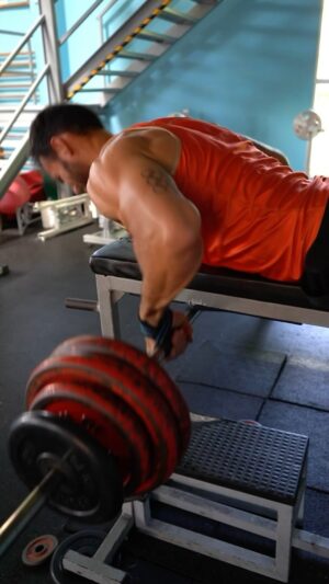 Saúl Craviotto Instagram - Castigando el dorsal 💥

#gym #entrenamiento #dorsal #training #jjooparis2024