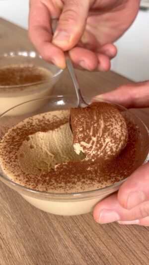Saúl Craviotto Instagram - Mouse de café ☕️ 
Postre espectacular y fácil de preparar! 😋😋😋

Ingredientes:
☕️120 ml de café 
💥2 hojas de gelatina 
🧀250 gramos de mascarpone
🍬50 gr. de azúcar moreno
🍫Cacao en polvo (para decorar)

#receta #recetafácil #postre #cafe #recetasencilla