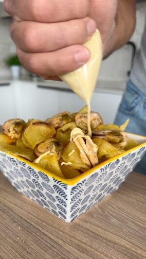 Saúl Craviotto Instagram - 💡Idea de aperitivo💡
Los aperitivos de domingo son sagrados en mi casa😋 Ahí os va una idea sencilla y diferente de tomarte unos mejillones 😋 

Ingredientes:

🥔Patatas de bolsa.
😋Mejillones en escabeche.

Mayonesa:
💦Líquido de los mejillones en escabeche.
🥚1 Huevo.
🫒Aceite suave (hasta que veas que espesa).
🫙Sal al gusto.