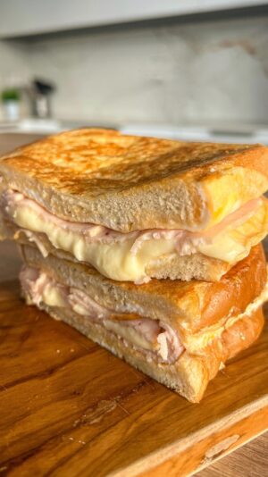 Saúl Craviotto Instagram - Uno de mis sándwiches favoritos, mixto con tortilla 🥪😋😋😋

#receta #sandwich #recetafacil #recetasencilla