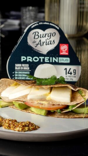 Saúl Craviotto Instagram - Como os prometí, os traigo una receta rica, fácil y con un extra de proteínas.

WRAP PROTEICO • Una opción de merienda o desayuno ideal 😋

INGREDIENTES:
1 tortilla mexicana 🫓
2 huevos🥚
1 tarrina (70gr.) Queso Burgo de Arias Protein Plus🤍
1 tomate pequeño🍅
1/2 aguacate🥑
2 hojas de lechuga🥬
Sal🧂
Pimienta🧂

@burgodearias_oficial #burgodeariasproteinplus #recetasaludable #recetasfaciles #wrap