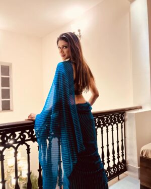 Sauraseni Maitra Instagram - इन आँखों की मस्ती 💙

Thank you for the wonderful wonderful evening @abhijitpl2 
#blueisthewarmestcolor