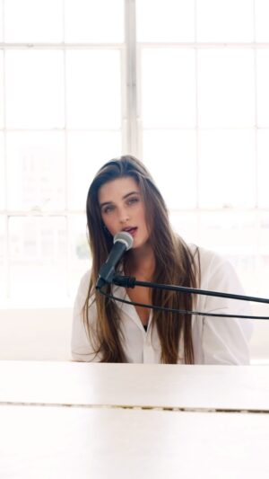 Savannah Clarke Instagram - AVALANCHE is finally here! Our next #NuSoloSessions is @savannah.Clarke ❄️ “Tell me your secrets” using #AvalancheSavannah

Save, Share and comment as many ❄️ to create an avalanche!